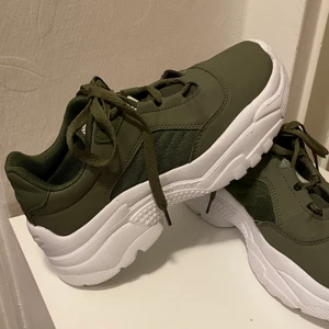 Chunky sneakers  - Sparsamt använda skor i militärgrön färg med stor sula! I storlek 38 och är väldigt sköna att ha på sig
