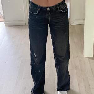 Supersnygga jeans från Zara i en mörkgrå färg med medelhög midja, passar bra på mig som vanligtvis bär 34-36 eller S men de kommer tyvärr inte till användning! 💞  Jag har klippt av dem 5cm från originallängden och jag är 165 cm lång. Kan gå ner i pris vid snabb affär och köpare står för frakt 🪸💕