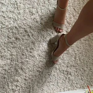 Klackar från din sko  - Klackar sparsamt använda men den beige färgen kan göra att de ser använda ut på sulan.   