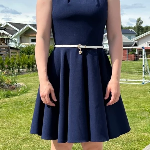 Klänning 38 - Klänning i storlek 38 som endast använts ett fåtal gånger.  Modellen på bilden är 163 cm lång.  Hämtas i Falun.  Kan skickas om köparen betalar frakt.