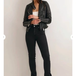 Skinnjacka  - Säljer denna skin jacka från chiquelle, använd fåtal gånger i ny skick. Pris går att diskutera. Möts i Stockholm eller fraktar, köparen står för frakten.