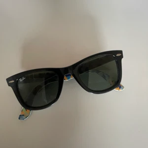 Rayban wayfarer solbrillor, limited edition. Äkta - Rayban solglasögon i använt skick. Limited edition med fint mönster på insidan. 