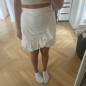 Kjol - Jättefin vit kjol med volanger från bikbok💗