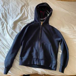 En mörkblå burberry hoodie säljer pga för liten. Storlek medium. Mörkblå! Pis kan diskuteras vid snabb affär.