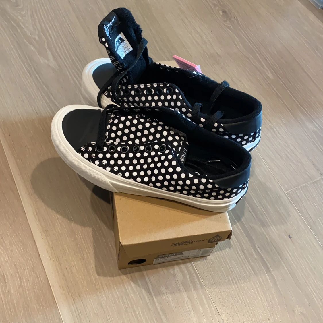 Prickiga straye skor -100kr i rabatt bara idag