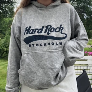 hoodie - En super snygg hoodie från hard rock café som knappt kommer till användning längre 💖