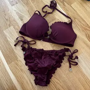 Plommonfärgad bikini från h&m som jag endast använt en gång. Underdel i storlek 38 (dock klippt bort lapparna) och överdel i storlek 80B. Inget speciellt att anmärka på. 100kr + frakt 45kr