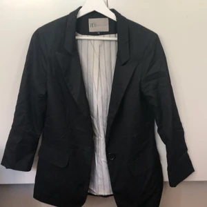 Dam kavaj - Fin och klassisk kavaj, fint skick och sparsamt använd.