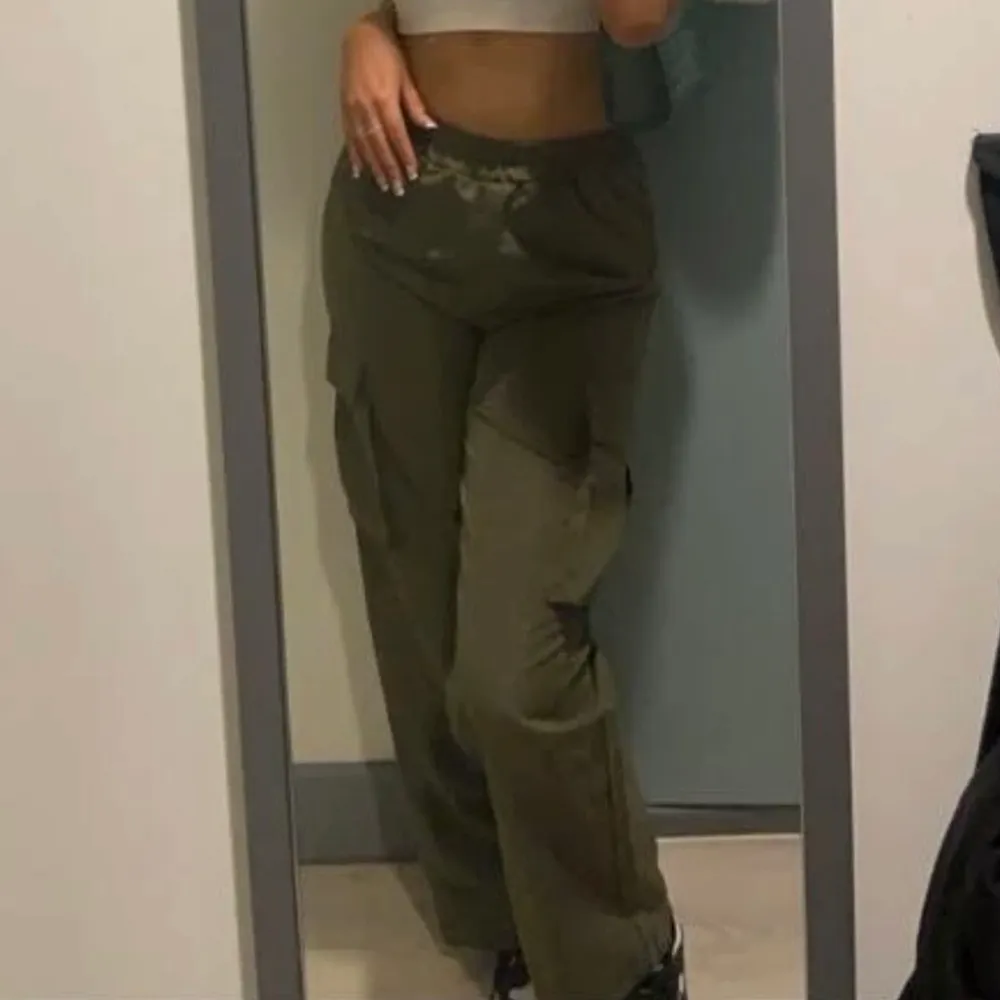 Säljer dessa två cargo pants för 300kr tillsammans och 180kr styck. Använda max 2 gånger men båda paren sitter sjukt bra med en stretchiga midja och fin kvalitet!💗 Ena paret är svarta och andra paret är gröna💗 ⚠️GRÖNA SÅLDA⚠️. Farkut & Housut.