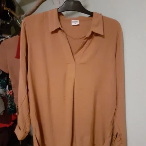 Sommarskjorta  - Sommarskjorta från Stories. Knappt använd och i nycket bra skick. Storlek M 🌼 Frakt: 45 kr