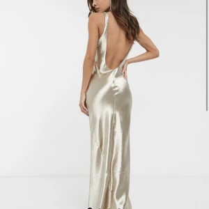 Balklänning - Beställde nyligen, men var lite stor. Den är helt oanvänd, prislapp och förpackning finns kvar. 