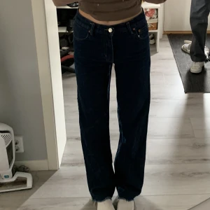 Raka jeans - Väl använda men har inga tecken på slitage. Säljer för att dem är försmå så dem ser väldigt tajta ut på bilderna, dem är midrise och raka. Benen har en innerlängd på 85 cm 