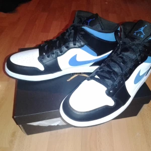 Air Jordan 1 mid  - Helt nya 