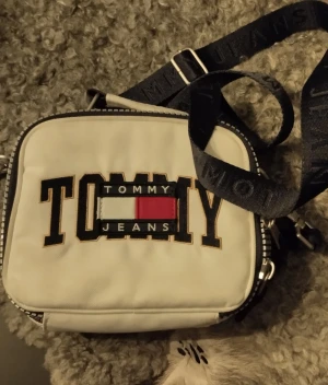Tommy Hilfiger väska - Liten Tommy Hilfiger väska. Mycket fint skick. Använd max 3 ggr. 