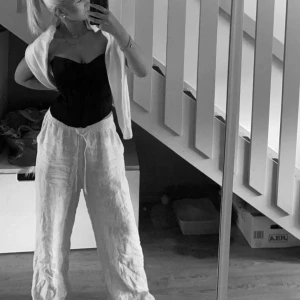 Linnebyxor  - Linnebyxor från Gina tricot, sparsamt använda, de på bilden är i strl 36 så dessa är ännu lite mindre. Passar mig som är 164. 