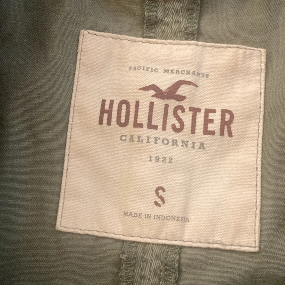 Jacka från Hollister i sweatshirt och jeans material, storlek S. Använd endast ett fåtal gånger och i mycket bra skick!. Jackor.