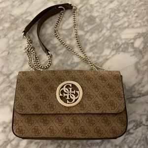 Guess väska - Säljer min superfina väska från Guess då den tyvärr inte kommit till användning, aldrig använd. 💗 Den går inte att få tag på längre. Säljer för 499.💕  Dustbag följer med.  Kan mötas upp i Uppsala. Säljs i befintligt skick.