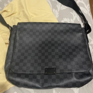 Messenger bag - Hej! Säljer denna louis vuitton messenger bag. 8,5/10 skick. Bara att kontakta mig vid fler frågor!