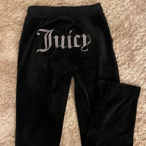 Svarta juicy  - Ett par svarta juicybyxor i gott skick, använt fåtal gånger! (Nypris 1 100kr)