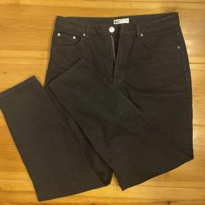 Svarta ”Dagny mom jeans” från Gina tricot 🖤 Storlek: 42 Nypris: 499kr