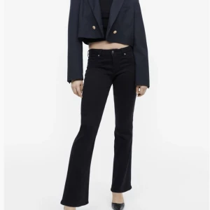 Low waist jeans - Köpa på h&m de är i modellen ” low waist bootcut” inga deffekter kom privat för fler bilder elle så💕 midjemåttet är ca 36cm rakt över och de är väldigt strechiga. Säljer då de är för stora på mig✨slutsålda på deras hemsida