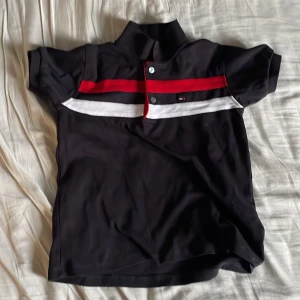 tommy hilfiger tröja barn - säljer en tommy hillfiger tröja för den är för liten