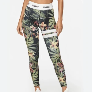 STRONGER tights - Vietnam tights - STRONGER. Tights från STRONGER i strolek S. Bra skick, har tyckt om dessa mycket💕Skriv privat för fler egna bilder.