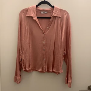 Blus  - Blus från mango i en fin rosa färg.  Aldrig använd   Fint silkesmaterial snygg till jobb och casual dagar.