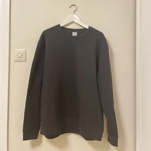 Tröja från zara - Tröja från zara i storlek i storlek XL. Den är aldrig använd. Säljer för att den inte passade mig. Kan mötas upp annars står köpare för frakt.