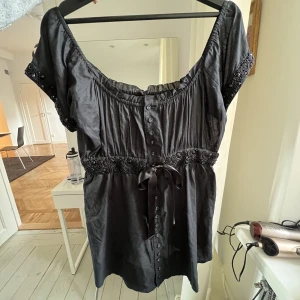 Topp från Hunkydory  - Säljer denna fina topp från Hunkydory i perfekt skick💕 möts upp på Östermalm eller fraktar 💘