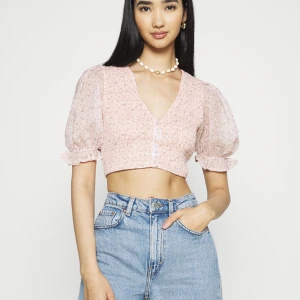 Blus - Säljer denna fina blusen i storkek 40. Endast använd en gång då den är för stor för mig, därav är den i ett mycket bra skick. Köpte den för 299 kr på missguided, men säljer för 100 kr💗