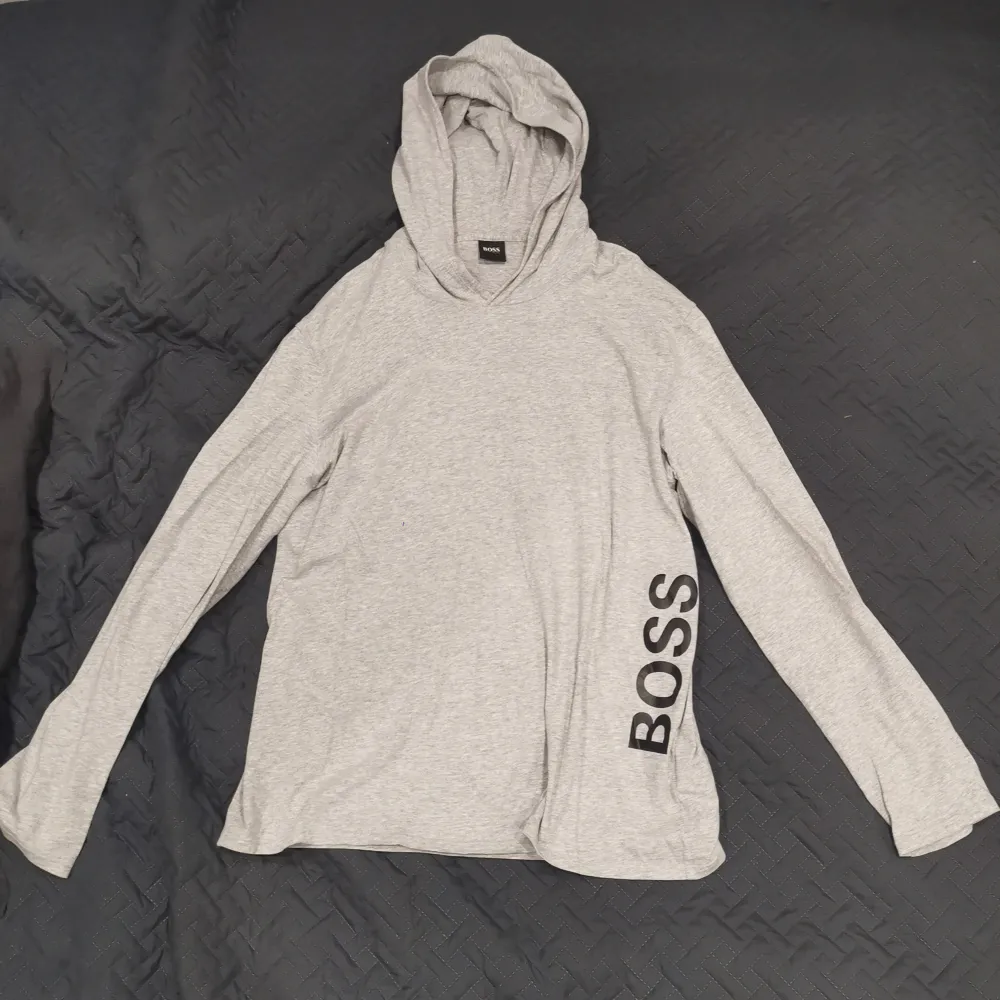 Detta är en Hugo Boss hoodie (munkjacka). Storlek 