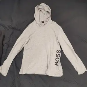 Detta är en Hugo Boss hoodie (munkjacka). Storlek 