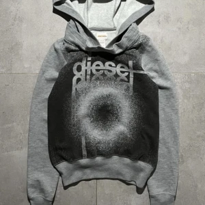 Vintage dieseltröja - Skitfet vintage diesel tröja. Liten fläck på luvan men inget man lägger märke till Köpare står för frakt