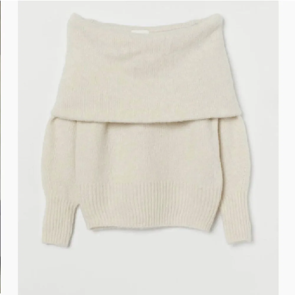 Säljer denna super fina stickade off shoulder tröjan ifrån h&m. Aldrig använd, endast provad så i ny skick. Säljer för 300kr. Köparen står för frakten⚡️. Stickat.