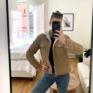 BEIGE Manchesterjacka  - Iprincip helt oanvänd manchesterjacka från bikbok i en beige färg. Insidan är fodrad. Perfekt till våren!