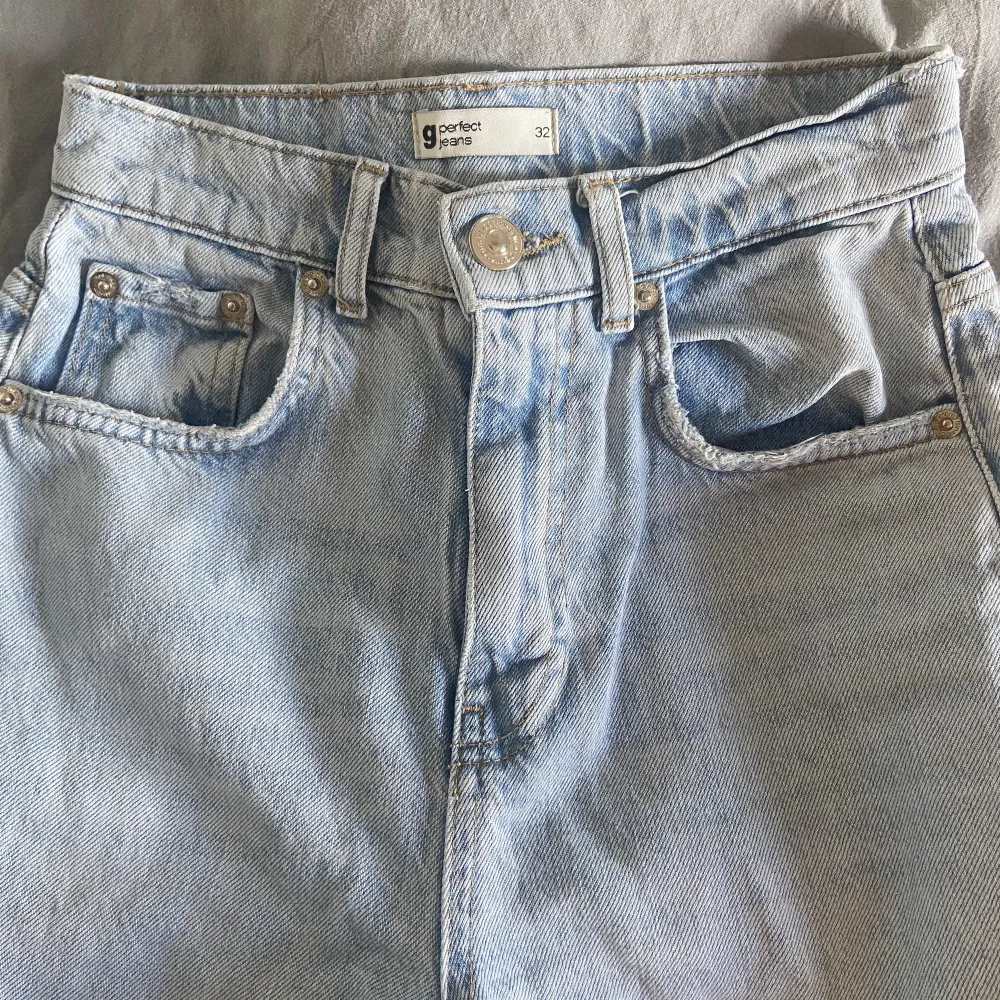 Blå high waist jeans med hål i knäna från Gina Tricot, storlek 32💙 säljer för att den är för små för mig. Jeans & Byxor.