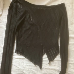 Unik topp! - Festlig svart topp med fina detaljer 🖤 lite sneskuren eller vad man kallar det! Volang längst ner på ärmarna❤️ Tyvärr blivit för liten för mig❤️PRIS KAN diskuteras!