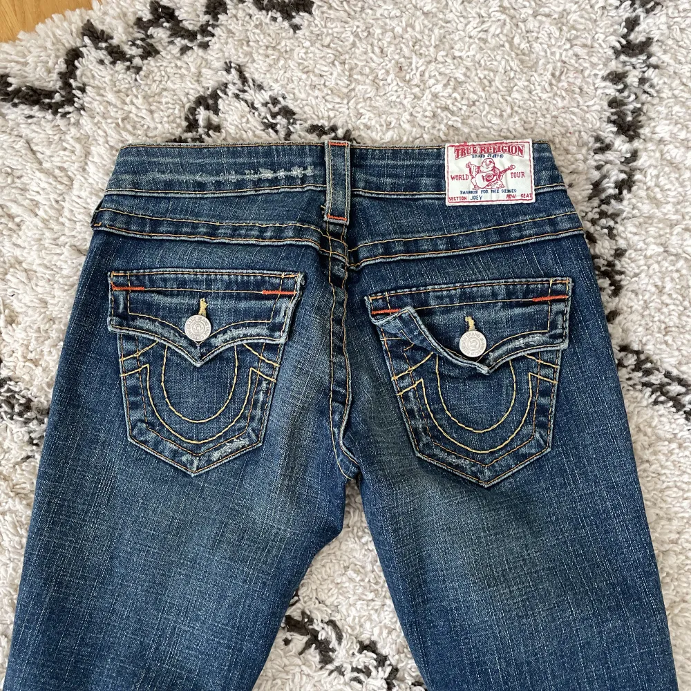 true religion jeans i storlek 24!!!! innerbenslängd: 79 cm. midja: 72 cm, dem är lite strechiga!! väldigt bra skick, tjockt material❤️‍🔥köpta för 900kr. Jeans & Byxor.