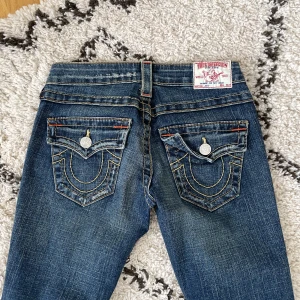 true religion jeans - true religion jeans i storlek 24!!!! innerbenslängd: 79 cm. midja: 72 cm, dem är lite strechiga!! väldigt bra skick, tjockt material❤️‍🔥köpta för 900kr