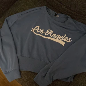 Blå tröja  - Jag säljer denna blåa tröja i strl xs/s. 