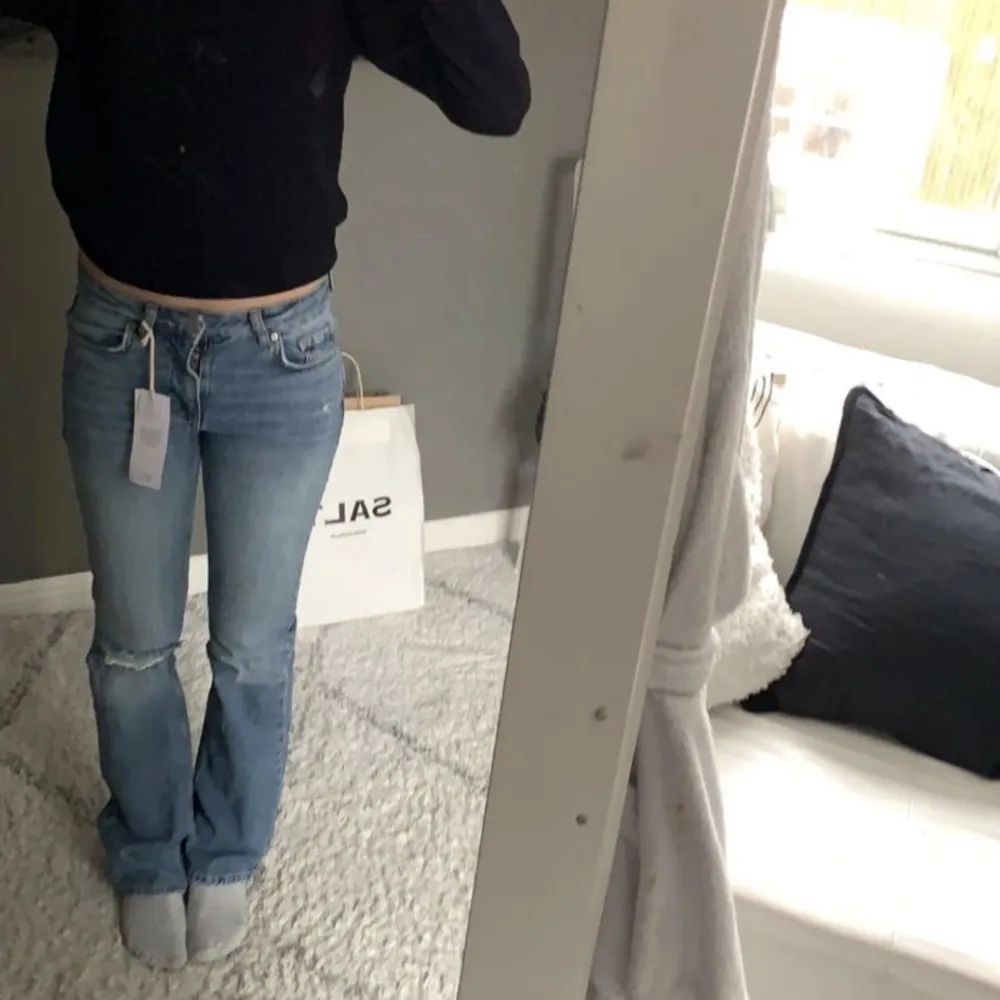 Säljer ett par gina tricot jeans som är bootcut och low waisted 💓. Jeans & Byxor.