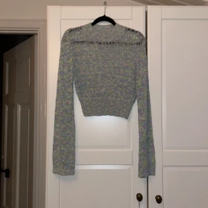 Kort hålig topp med vida ärmar - Söt topp från zara, den är melerad med inslag av blått, lila vit och grönt. Bomull blandning. Knappt använd, i bra skick. Frakten tillkommer.