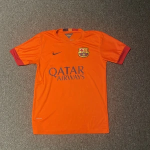 Fc Barcelona tröja  - Jag säljer min Fc Barcelona tröja som va bärd säsongen 14/15. Änvänds inte längre eftersom liten i storleken men är i toppskick. Luis Suarez på ryggen som va en topp spelare för Barça där han vann trippeln. Köparen står för frakten! 