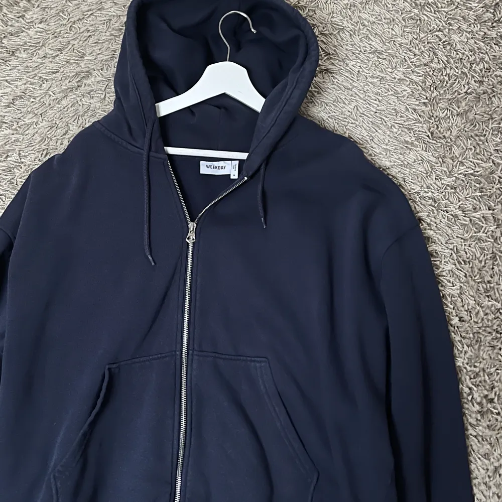 Fin marinblå zip hoodie från Weekday i en oversized modell, begränsat använd.. Hoodies.