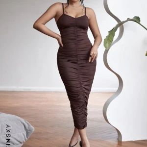 Klänning SHEIN - köpte fel storlek, jag säljer den för 90 kr frakt 45 kr (jag hade köpt den för 159kr)