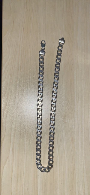 Äkta silverkedja - Hej, säljer min äkta silverkedja. Den är silver rakt igenom och stämplad med 925. Den är 1 cm tjock och 55cm lång.