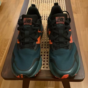 New Balance trailskor - Trail löparskor. Vattenavvisande, lätta med mkt bra grepp i sulan för hala underlag. Använda ett fåtal gånger, toppskick! Strl 11 us/45 eu.