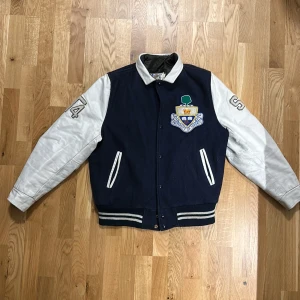 College jacka - Fet college jacka. Köpt i Canada i en vintage butik. Säljer pga brist av använding. Äkta läder& ull. Priset kan diskuteras. 
