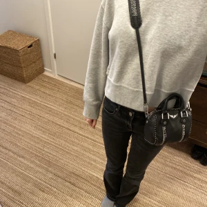 Zadig Nano bag - Jättefin populär Zadig väska. Haft i ca 1år men är mycket sparsamt använd utan några defekter, väldigt bra skick. Nypris är 3200kr på Zadigs hemsida. Jag säljer för 2200kr, kan bero på antal intresserade.